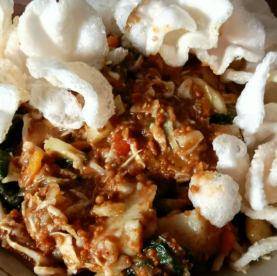 Gado-gado under crackers