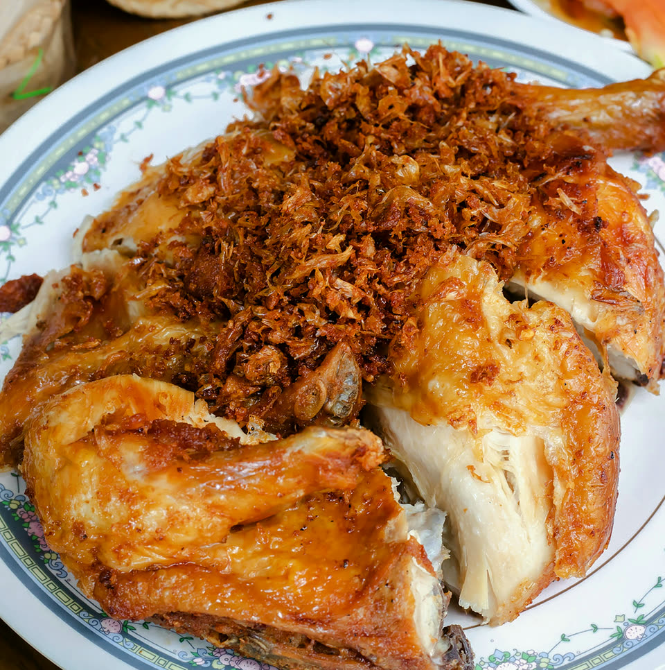 Fried chicken under kremesan crumbs